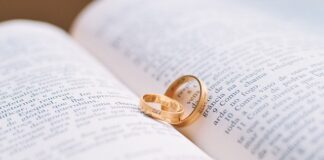 Jaki kolor powinien mieć pierścionek zaręczynowy?